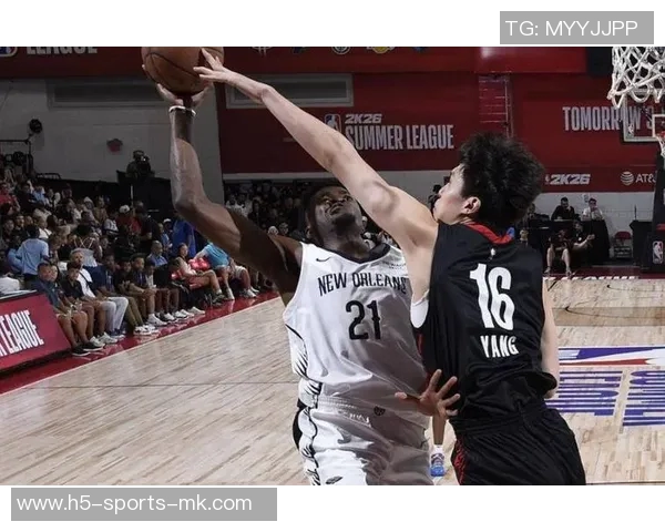 杨瀚森神勇防守一击扇飞弗里曼托篮下进攻皮球瞬间